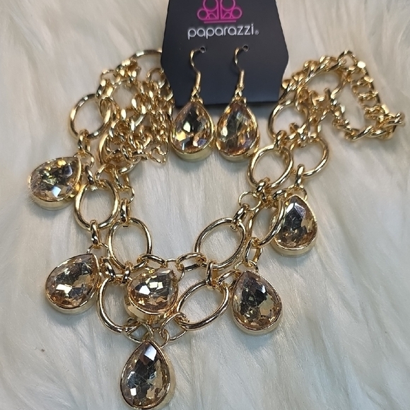 Paparazzi Gold Teardrop Necklace - Picture 6 of 7